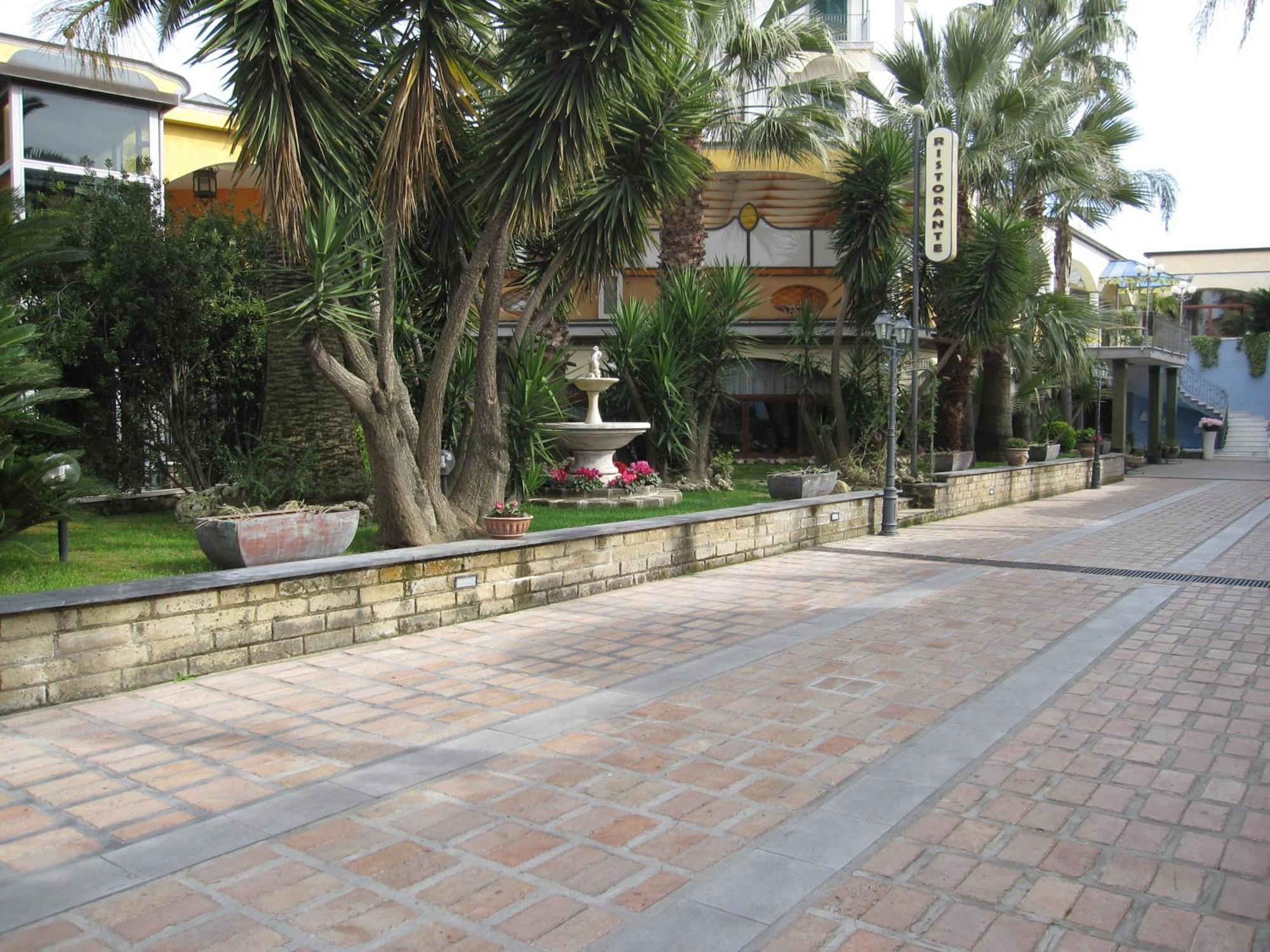 Hotel Ristorante La Lanterna Calvizzano Exterior photo