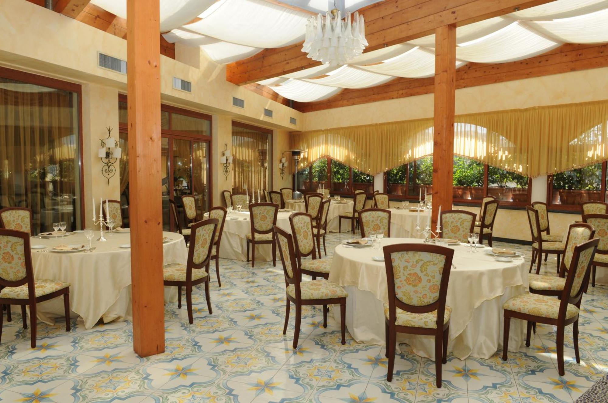 Hotel Ristorante La Lanterna Calvizzano Exterior photo