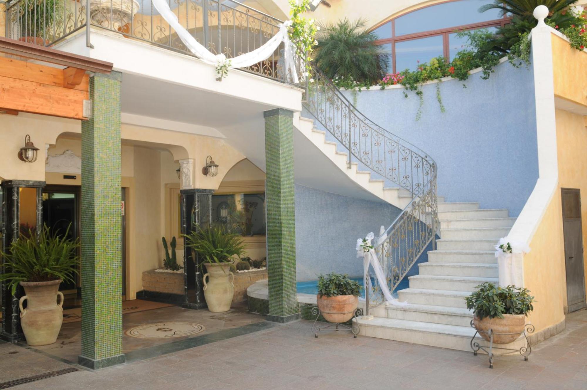 Hotel Ristorante La Lanterna Calvizzano Exterior photo